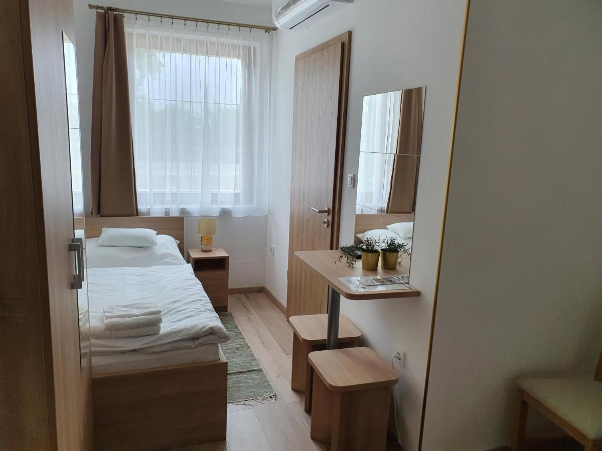 Platina Panzio*** Bed & Breakfast Újhartyán Eksteriør bilde